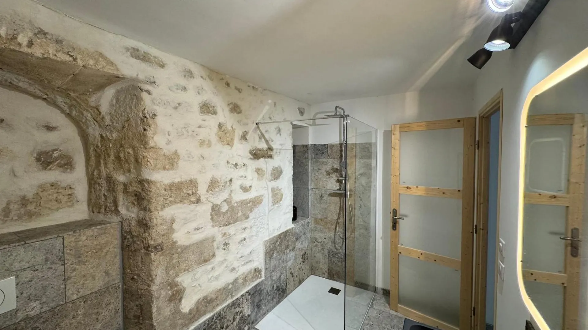Chambre Privee Noves 0*,  France